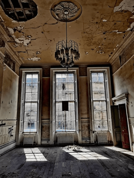 Заброшенный дом, дом дочери королевы Виктории, старинное здание, пристанище королевской семьи, таунхаус, дом принцессы Луизы