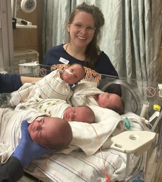 Женщина родила за раз сразу четырех идентичных детей, такое случается раз на 40 миллионов случаев, курьезы