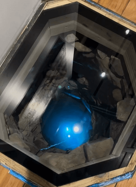 Колодец в доме, супруги, старая гостиница, открыли галерею, супружеская пара, старый пол, нашли под полом, колодец, стеклянная крышка