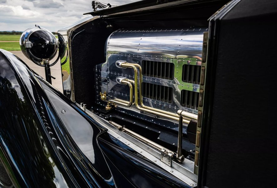 Під капотом встановлені електромотор і батарея