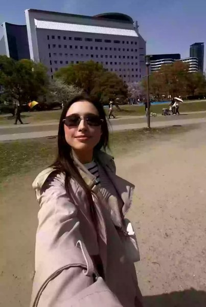 Украинская туристка, блогер, Натали Таксиси, нашла незнакомца, незнакомец под кроватью, туристка, номер отеля, чужак в комнате