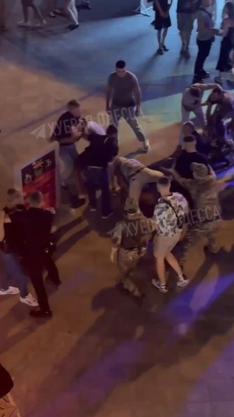 Драка в Одессе, 27 июля, Аркадия, гражданские, военные, полиция