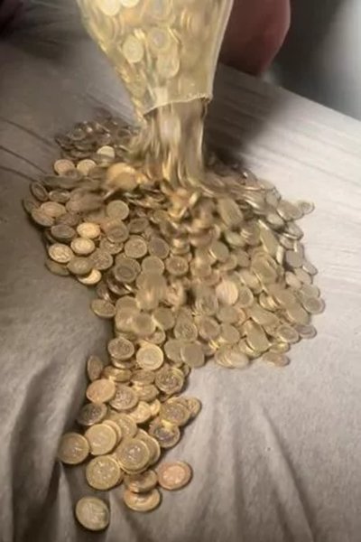 Мужчина копил монеты в бутылке, импровизированная копилка, как накопить деньги, копейки, монеты, необычный метод экономии