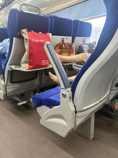 Пасажир поскаржився на попутників, які спали на вільних місцях з босими ногами, туризм, подорожі, Індія