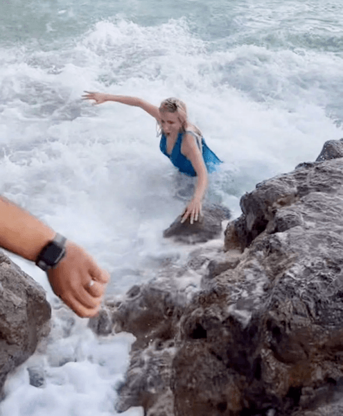 Модель віднесло в море, модель змило хвилею, модель впала у воду, дівчина віднесло в море, травма під час фотосесії,