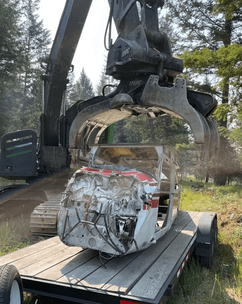 Тайна крушения самолета, загадочная авиакатастрофа, обломки самолета, разбитый самолет, самолет в лесу,