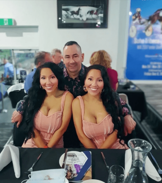 Най-сходните близнаци в света Най-сходните близнаци в света, сестри, близначки, близначки от Австралия, Анна и Луси Декинк, общ съпруг, сестри споделят общ младоженец