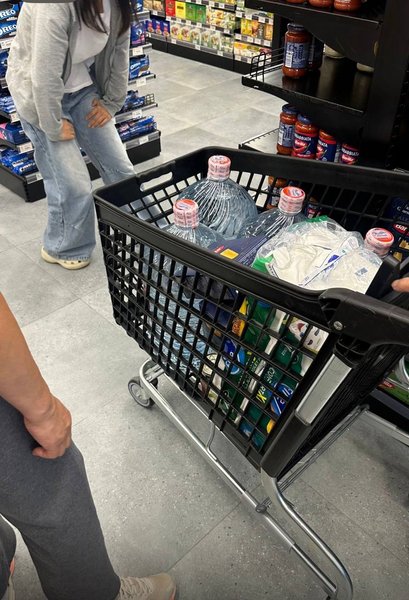 Еміратці скуповують воду та туалетний папір