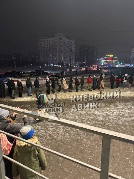 На Оболони киевляне стоят в длинных очередях из-за остановки работы электротранспорта