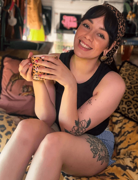 Женщина живет в фургоне, дом на колесах, сменила 18 домов, аренда жилья, плата за жилье, постоянные переезды, необычный дом