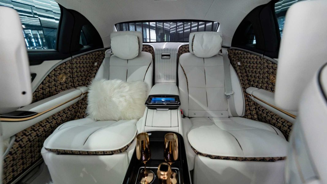 Задні сидіння отримали електропривід і масаж