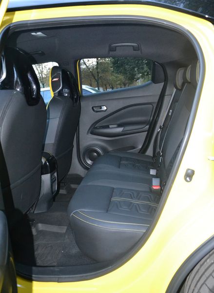 задні сидіння Nissan Juke, новий Nissan Juke, Nissan Juke 2024, кросовер Nissan, Nissan Juke в Україні