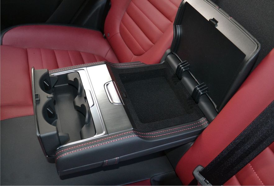 Задний подлокотник отделан алюминием