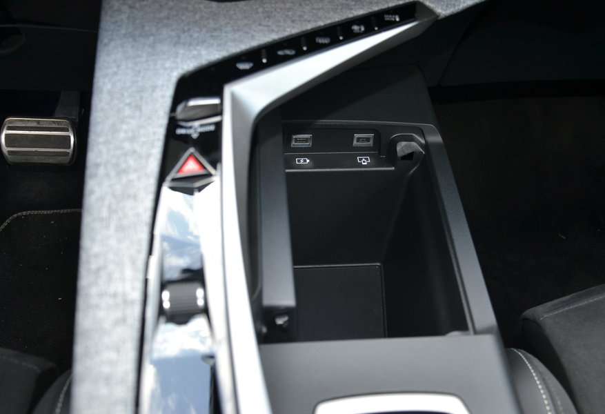 Переднее отделение прячет USB-порты