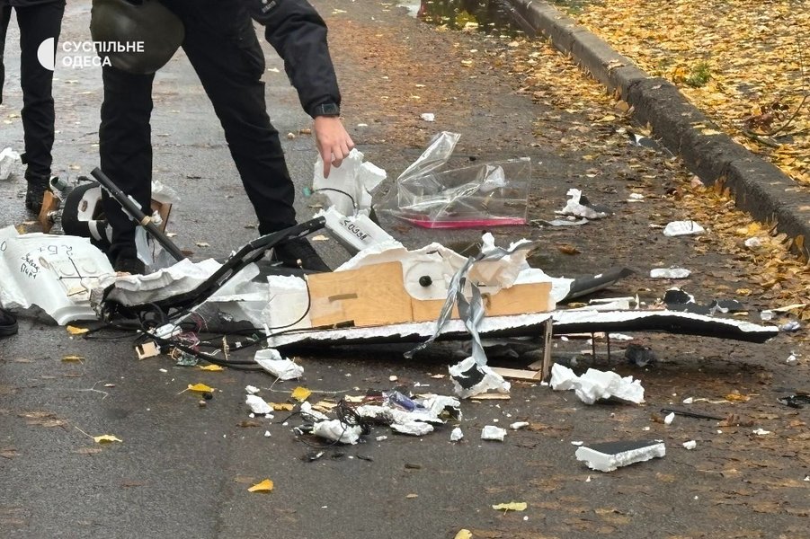 уламки російського БпЛА на землі