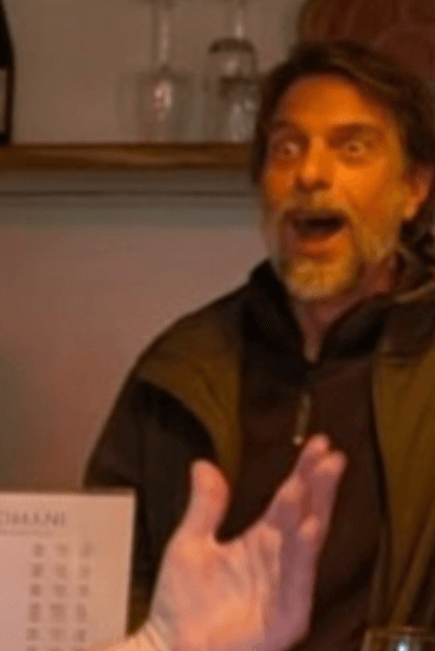 Женщина с самым широким ртом, женщина с необычной внешностью, частично питон, поразила зрителей, рекорд Книги Гиннесса, бутылка вина