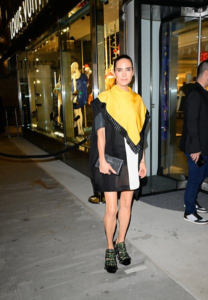 Дженнифер Коннелли, улица, люди