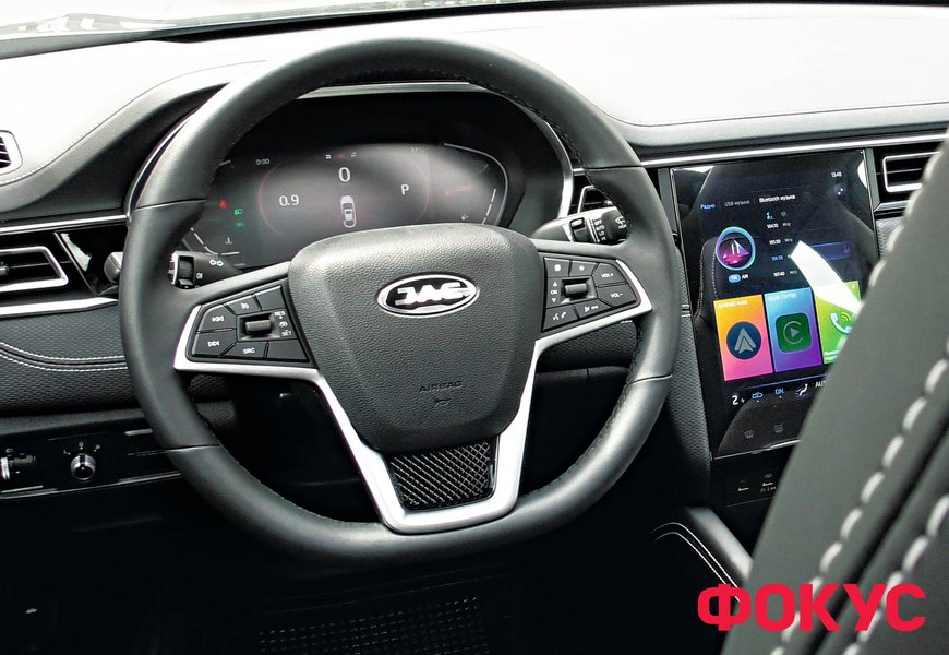 Фізичні кнопки є тільки на кермі