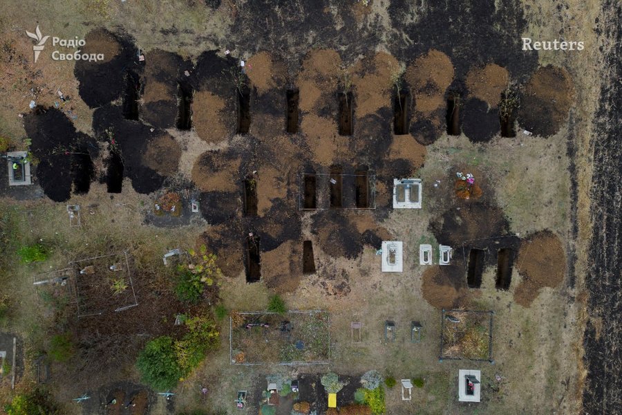 Новые могилы на кладбище села Гроза