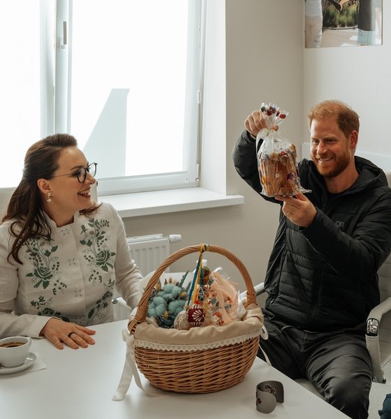 принц гаррі, принц гаррі паска, великодній кошик, принц гаррі україна