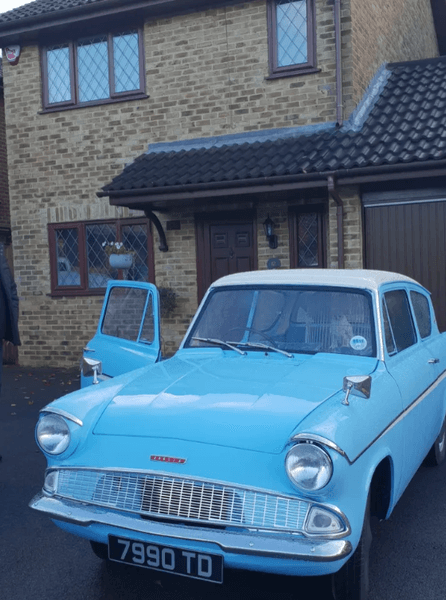 Дом и машина из фильма о Гарри Поттере