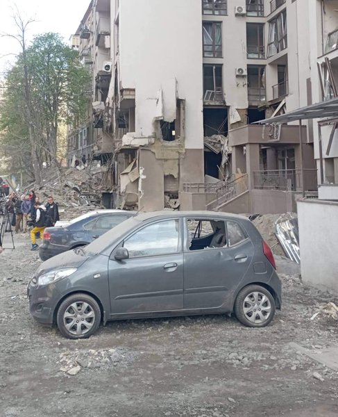 машина, разрушенный дом, киев разрушения