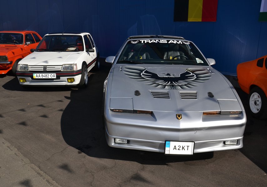 Pontiac Firebird и Peugeot 205 GTi