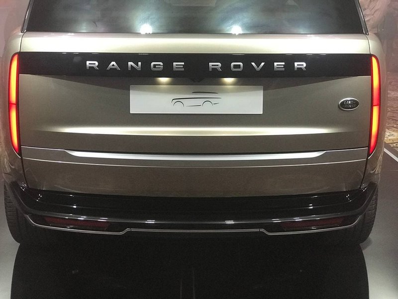 Ззаду з'явилися тоненькі ліхтарі