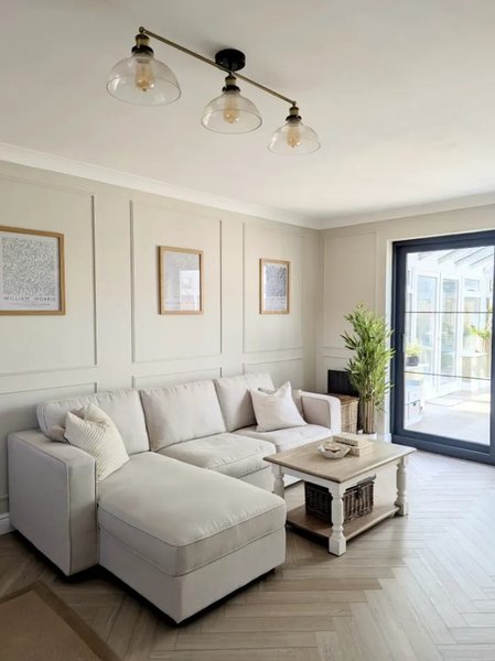 История с домом — как выглядит гостиная