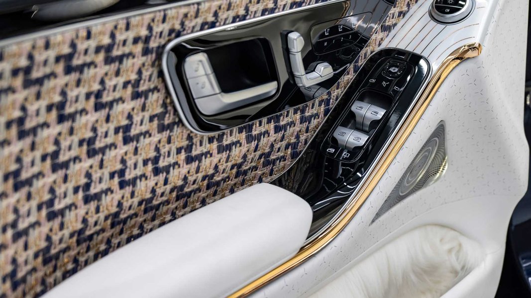 В обробці поєднуються шкіра Nappa, тканина букле, дерево та позолота