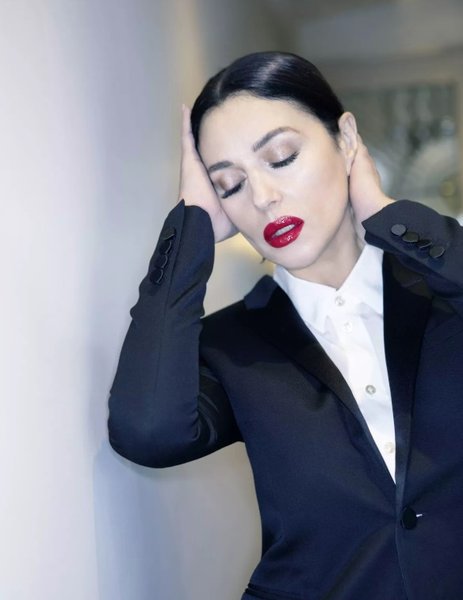 моника беллуччи, самоизоляция, обложка