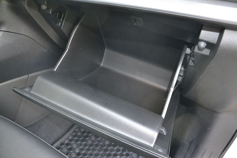 Бардачок узковат, но глубокий