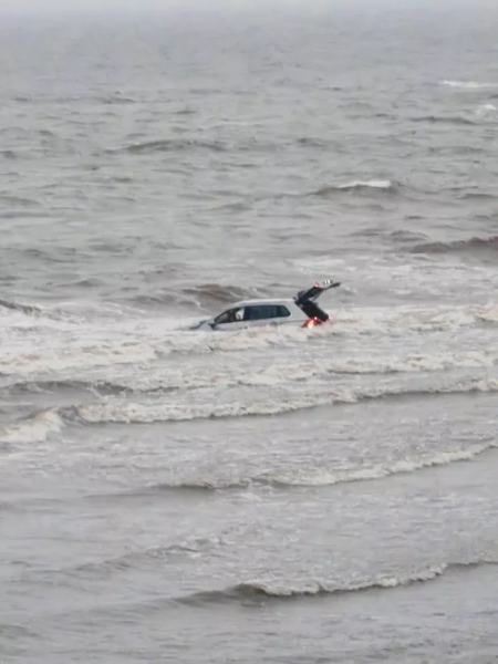 Позашляховик у морі, машина потонула Позашляховик у морі, машина потонула, позашляховик, без пасажирів усередині, берегова охорона, рятувальна операція, віднесло в море, приплив
