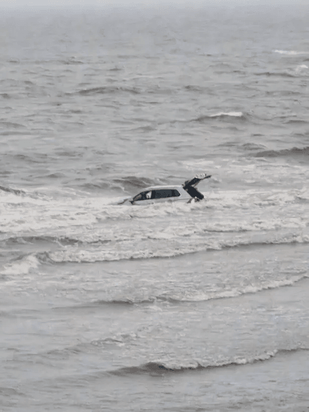 Внедорожник в море, машина утонула, внедорожник, без пассажиров внутри, береговая охрана, спасательная операция, унесло в море, прилив