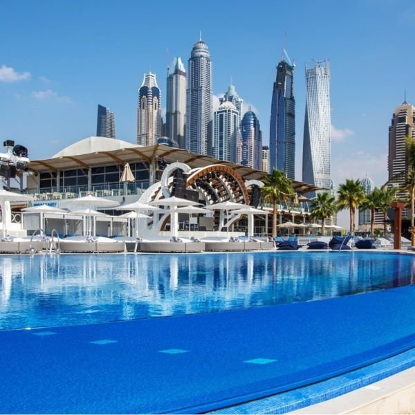 Победитель лотереи, сорвал джекпот, выигрыш в лотерею, вечеринка с друзьями в пентхаусе, повез друзей в другую страну, роскошная жизнь, отель, пляжный клуб