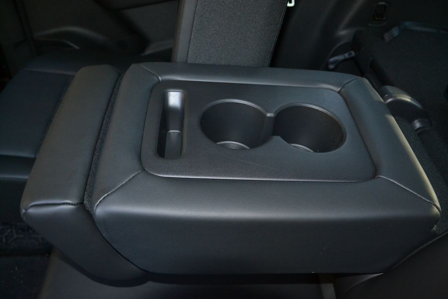 Центральная секция дивана второго ряда складывается и дополнена подстаканниками