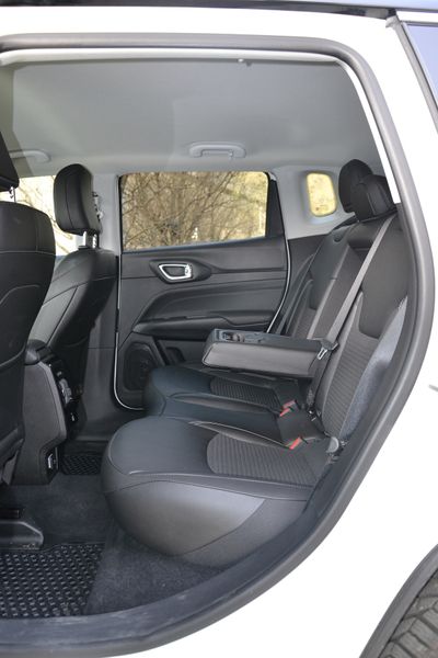 задние сиденья Jeep Compass, новый Jeep Compass, Jeep Compass 2024, кроссовер Jeep, гибрид Jeep Compass