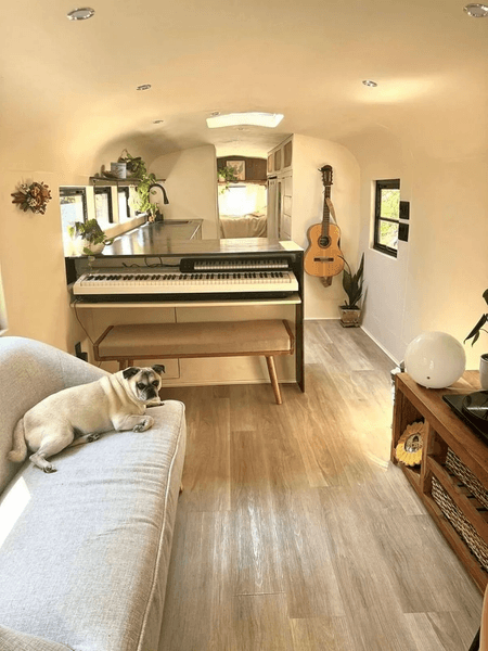 Старый автобус, дом на колесах, уютное жилье, транспортное средство, школьный автобус, ремонт, необычный дом, гостинная, пианино