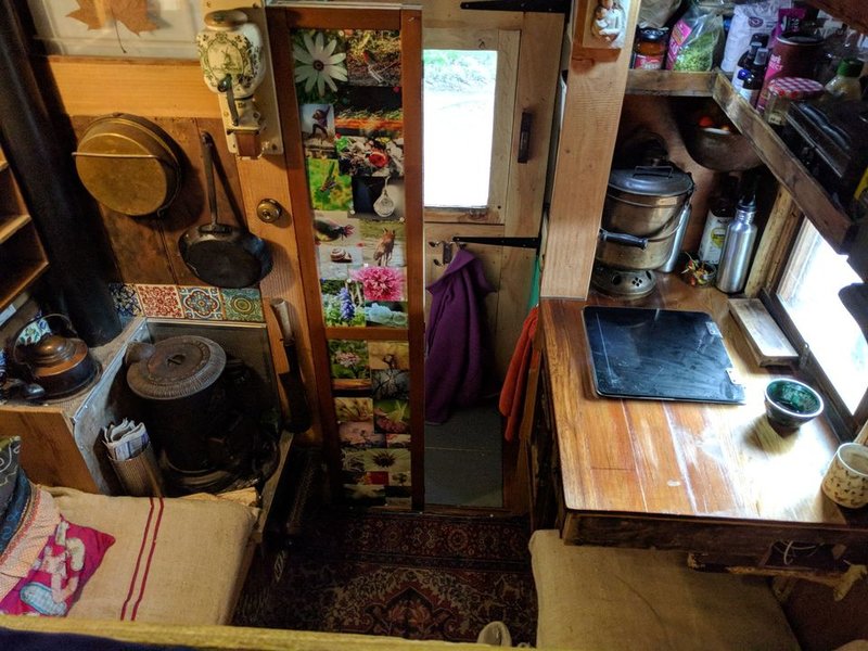 Автобудинок обігрівається піччю-буржуйкою