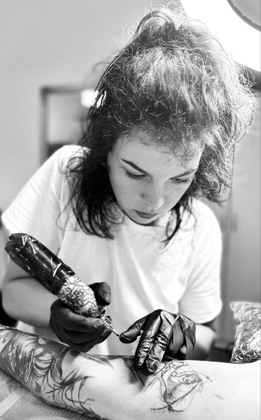 Мистецтво тиші, що перетворює татуювання на мову почуттів — творчий погляд тату-художниці Анастасії Павленко