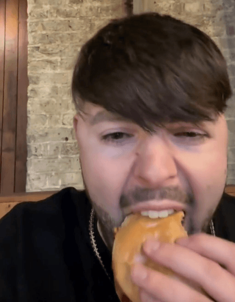 Блогер на презентации секретного меню McDonald’s на закрытом мероприятии в Лондоне