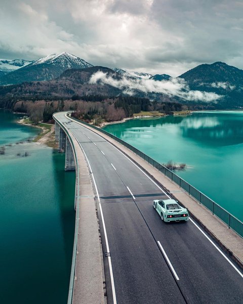 Ferrari F40 мятного цвета