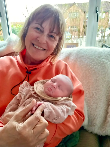 Бабушка берет деньги за воспитание собственных внуков, работа для пенсионеров, курьезы, дети, семейные истории, Великобритания