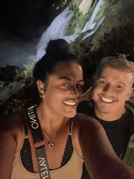 Джорджия Харрисон позирует на отдыхе с Арроном Тиге