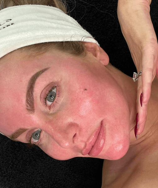 Блогер, пластика лица, смена внешности, пластическая операция, жена миллионера, Эшли Стобарт, проблемы с документами, не узнали