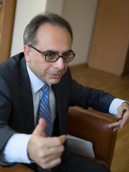 

Йонет Тезель: "С первых дней войны Турция была рядом с Украиной. Мы всегда выступали против аннексии Крыма и войны в Донбассе. Задолго до сбитого самолета (российского Су-24. — Фокус), и даже до Оранжевой революции Турция заявляла: нам необходима свободная, территориально целостная Украина"
