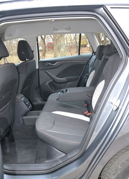 задні сидіння Skoda Kamiq, новий Skoda Kamiq, Skoda Kamiq 2025, кросовер Skoda, Skoda Kamiq в Україні
