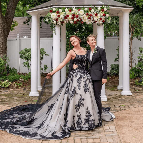 Жінка кинула нареченого і вийшла заміж за подругу Жінка кинула нареченого і вийшла заміж за подругу, закохані подруги, почуття до подруги, дружба переросла в кохання, заміж за подругу