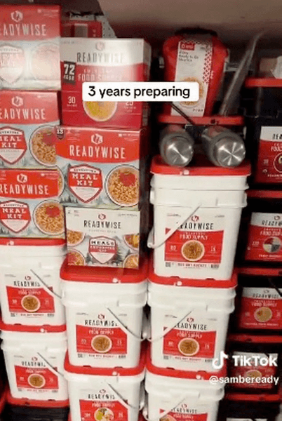 Мужчина показал какие продукты хранит в бункере