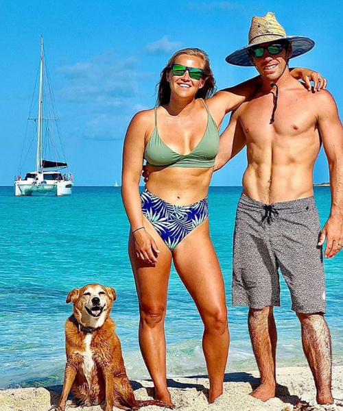 Влюбленные живут на катамаране в открытом море, морячка из Флориды Сьерра Свизи, туризм, путешествия